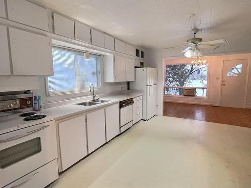 Cuisine - 11 Av. Massicotte, Rouyn-Noranda, QC - Indoor Photo Showing Kitchen With Double Sink