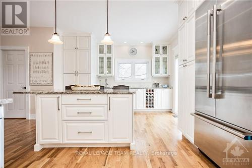 365 Echo Drive, Ottawa, ON - Indoor Photo Showing Kitchen With Upgraded Kitchen