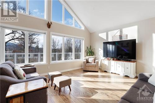 237 Kennedy Road, Greater Madawaska, ON - Indoor Photo Showing Living Room