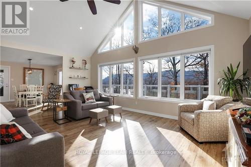 237 Kennedy Road, Greater Madawaska, ON - Indoor Photo Showing Living Room