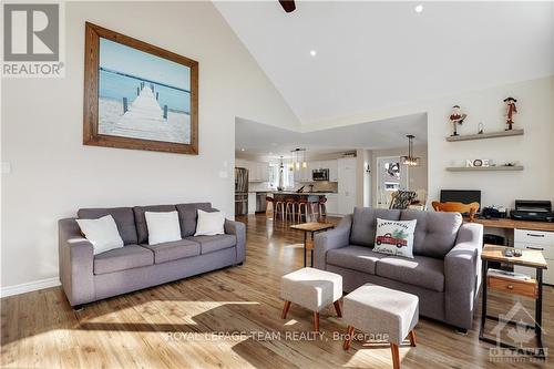 237 Kennedy Road, Greater Madawaska, ON - Indoor Photo Showing Living Room