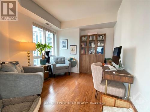 2204 - 234 Rideau Street, Ottawa, ON - Indoor Photo Showing Living Room