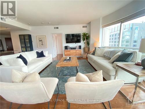 2204 - 234 Rideau Street, Ottawa, ON - Indoor Photo Showing Living Room