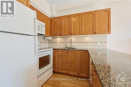 305 - 6 Grove Avenue, Ottawa, ON - Indoor Photo Showing Kitchen