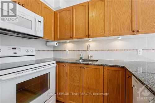 305 - 6 Grove Avenue, Ottawa, ON - Indoor Photo Showing Kitchen