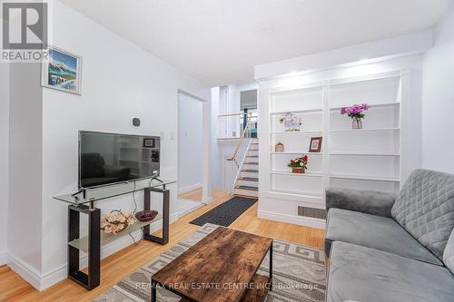 4062 Dunmow Crescent, Mississauga, ON - Indoor Photo Showing Living Room