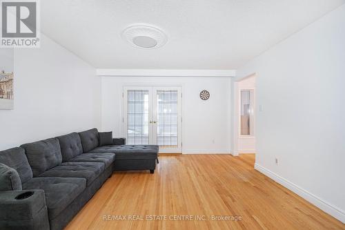 4062 Dunmow Crescent, Mississauga, ON - Indoor Photo Showing Living Room