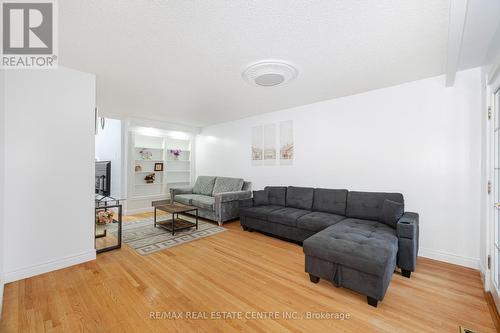 4062 Dunmow Crescent, Mississauga, ON - Indoor Photo Showing Living Room