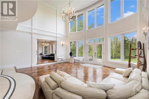 1413 Blackhorse Court, Ottawa, ON - Indoor Photo Showing Living Room