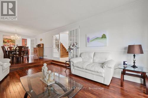 1901 Montereau Avenue, Ottawa, ON - Indoor Photo Showing Living Room