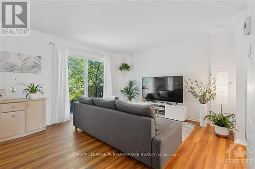 42 Compata Way, Ottawa, ON - Indoor Photo Showing Living Room