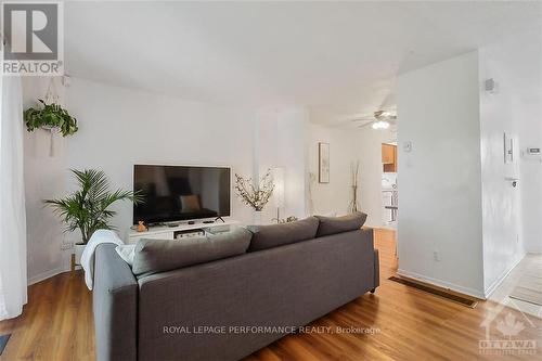 42 Compata Way, Ottawa, ON - Indoor Photo Showing Living Room