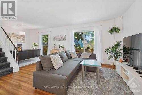 42 Compata Way, Ottawa, ON - Indoor Photo Showing Living Room