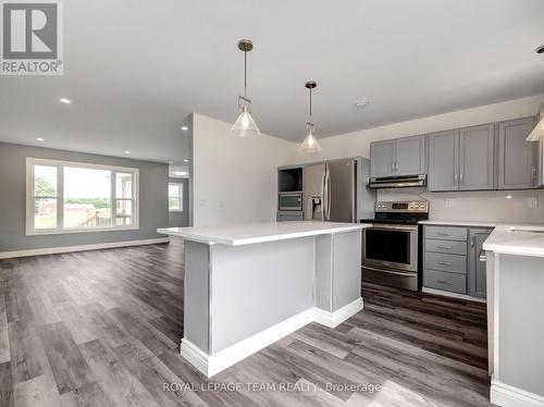 5702 First Line Road, Ottawa, ON - Indoor Photo Showing Kitchen With Upgraded Kitchen