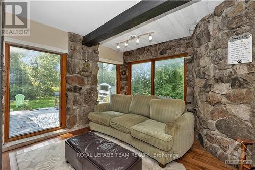 1134 O'Grady Street, Ottawa, ON - Indoor Photo Showing Living Room