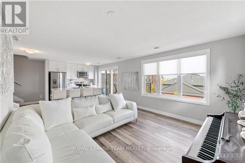 B - 446 Via Verona Avenue, Ottawa, ON - Indoor Photo Showing Living Room