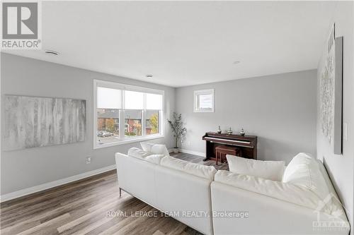 B - 446 Via Verona Avenue, Ottawa, ON - Indoor Photo Showing Living Room