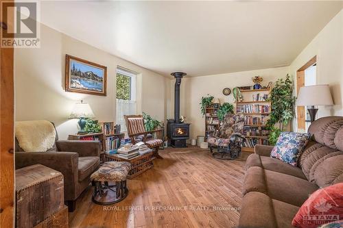 18294 Kenyon Conc Rd 15 Road, North Glengarry, ON - Indoor Photo Showing Living Room