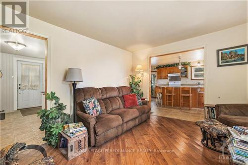 18294 Kenyon Conc Rd 15 Road, North Glengarry, ON - Indoor Photo Showing Living Room