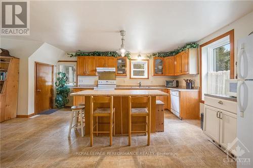 18294 Kenyon Conc Rd 15 Road, North Glengarry, ON - Indoor Photo Showing Kitchen