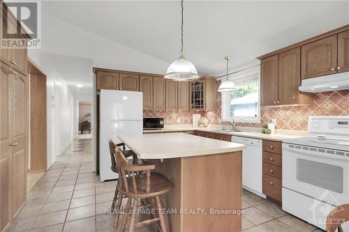 6596 Vista Patrick, Ottawa, ON - Indoor Photo Showing Kitchen