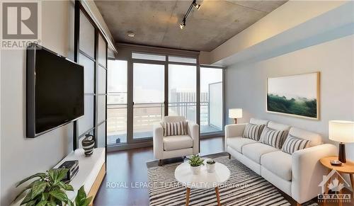 1705 - 324 Laurier Avenue, Ottawa, ON - Indoor Photo Showing Living Room