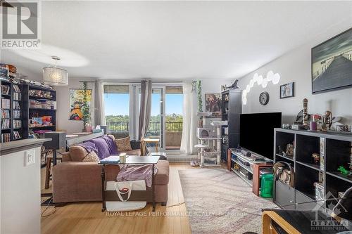 902 - 1785 Frobisher Lane, Ottawa, ON - Indoor Photo Showing Living Room