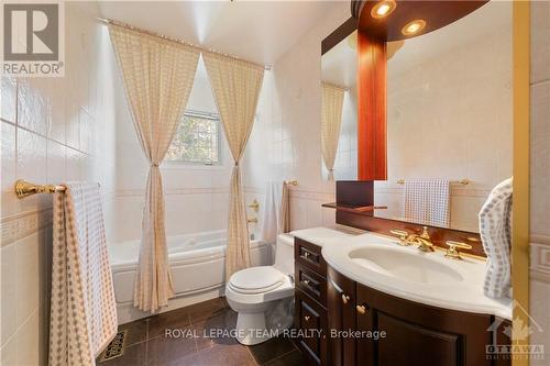 25 Saginaw Crescent, Ottawa, ON - Indoor Photo Showing Bathroom