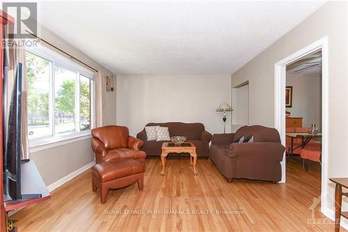 840 Cummings Avenue, Ottawa, ON - Indoor Photo Showing Living Room