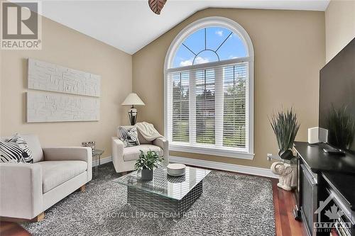 6219 Elkwood Drive, Ottawa, ON - Indoor Photo Showing Living Room