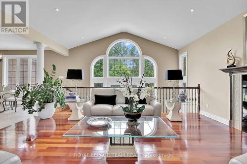 6219 Elkwood Drive, Ottawa, ON - Indoor Photo Showing Living Room