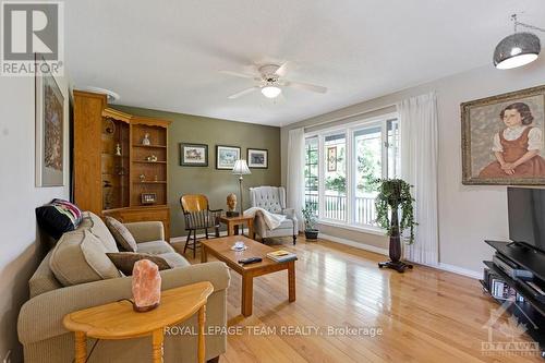 3050 Drew Drive, North Dundas, ON - Indoor Photo Showing Living Room