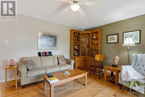 3050 Drew Drive, North Dundas, ON - Indoor Photo Showing Living Room