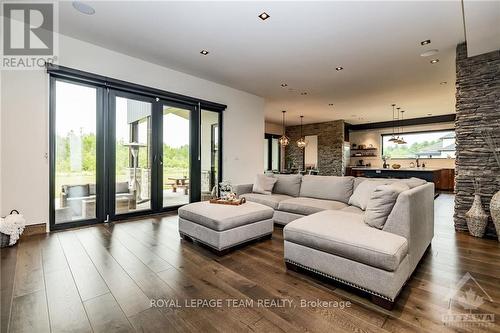 317 Hedley Way, Ottawa, ON - Indoor Photo Showing Living Room