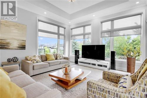 525 Leimerk Court, Ottawa, ON - Indoor Photo Showing Living Room