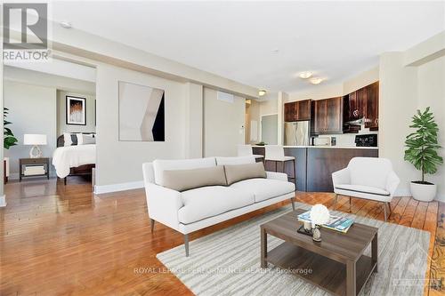 B204 - 124 Guigues Avenue, Ottawa, ON - Indoor Photo Showing Living Room