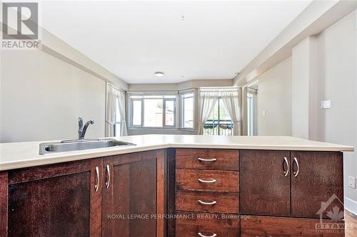 B204 - 124 Guigues Avenue, Ottawa, ON - Indoor Photo Showing Kitchen