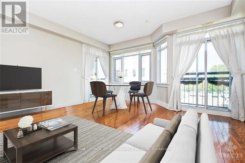 B204 - 124 Guigues Avenue, Ottawa, ON - Indoor Photo Showing Living Room