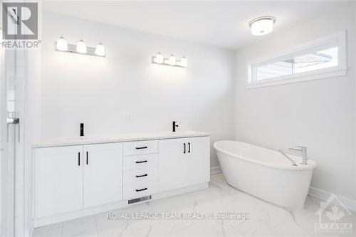 1017 Moore Street, Brockville, ON - Indoor Photo Showing Bathroom