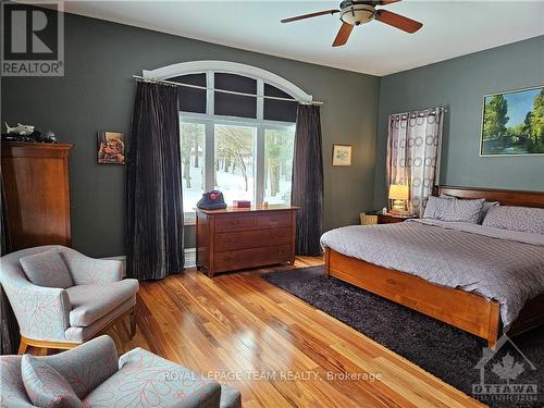 5849 Queenscourt Crescent, Ottawa, ON - Indoor Photo Showing Bedroom