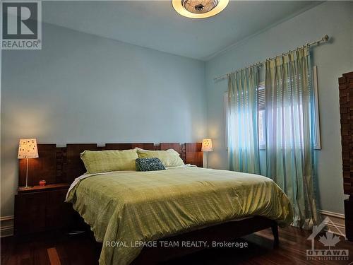 5849 Queenscourt Crescent, Ottawa, ON - Indoor Photo Showing Bedroom