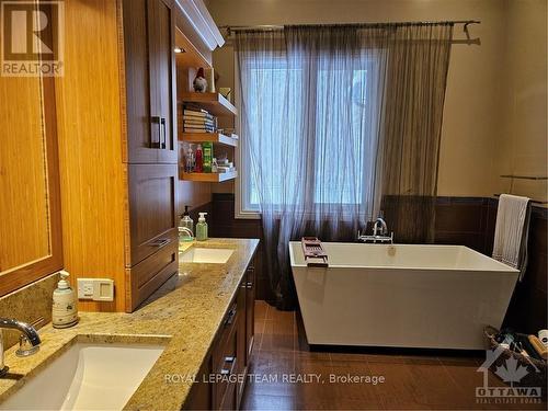 5849 Queenscourt Crescent, Ottawa, ON - Indoor Photo Showing Bathroom