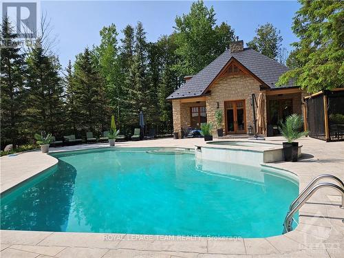 5849 Queenscourt Crescent, Ottawa, ON - Outdoor With In Ground Pool With Backyard