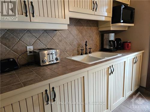 5849 Queenscourt Crescent, Ottawa, ON - Indoor Photo Showing Kitchen With Double Sink