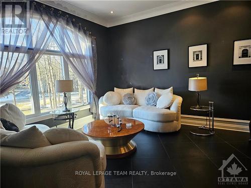 5849 Queenscourt Crescent, Ottawa, ON - Indoor Photo Showing Living Room