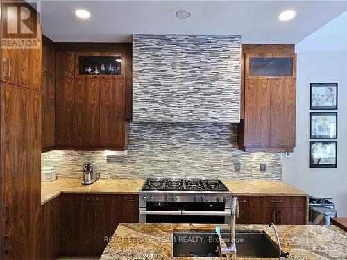 5849 Queenscourt Crescent, Ottawa, ON - Indoor Photo Showing Kitchen With Upgraded Kitchen