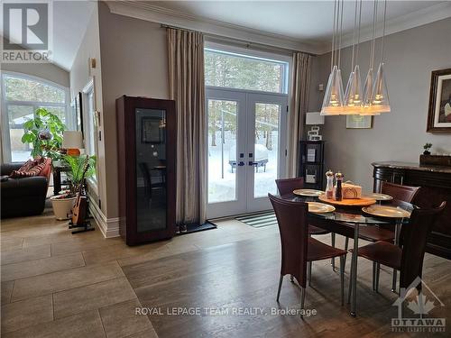 5849 Queenscourt Crescent, Ottawa, ON - Indoor Photo Showing Dining Room