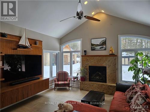 5849 Queenscourt Crescent, Ottawa, ON - Indoor Photo Showing Living Room With Fireplace