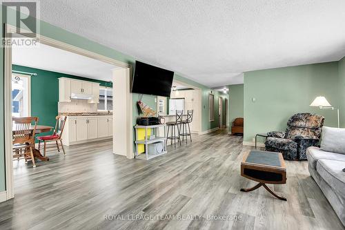 5865 Marine Station Road, South Dundas, ON - Indoor Photo Showing Living Room