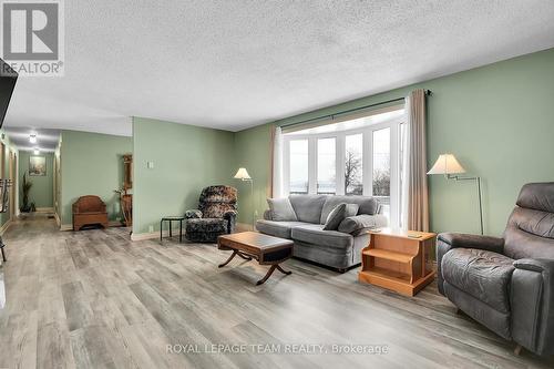 5865 Marine Station Road, South Dundas, ON - Indoor Photo Showing Living Room